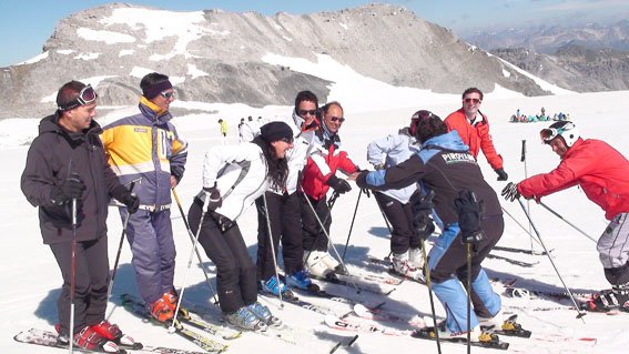 sciatori su pista