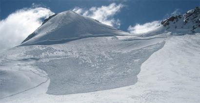 valanga di neve su lastroni di ghiaccio